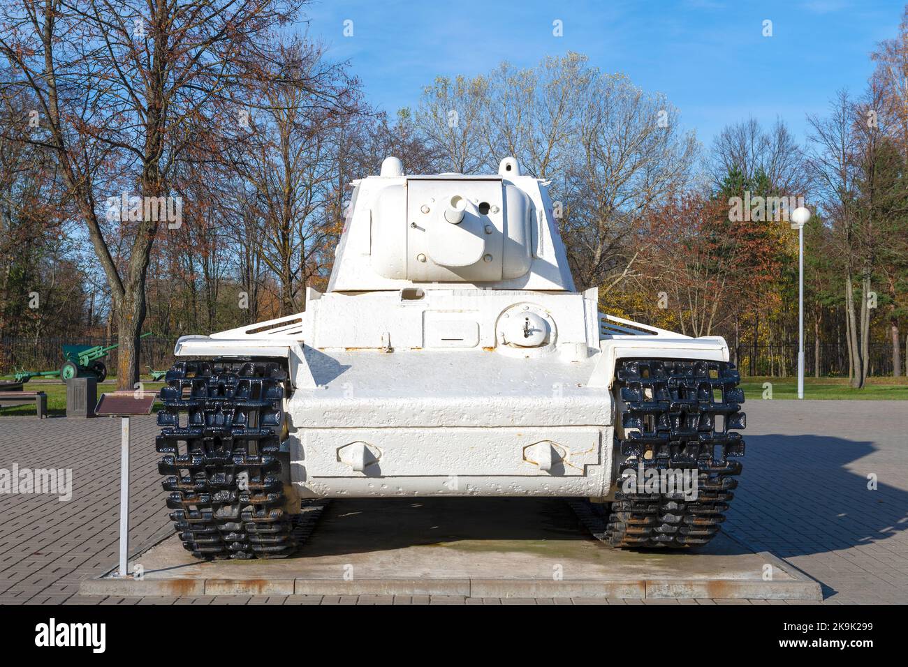 KIROVSK, RUSSLAND - 24. OKTOBER 2022: Sowjetischer schwerer Panzer KV-1 in der weißen Winterfarbe Nahaufnahme an einem Oktobernachmittag. Vorderansicht Stockfoto