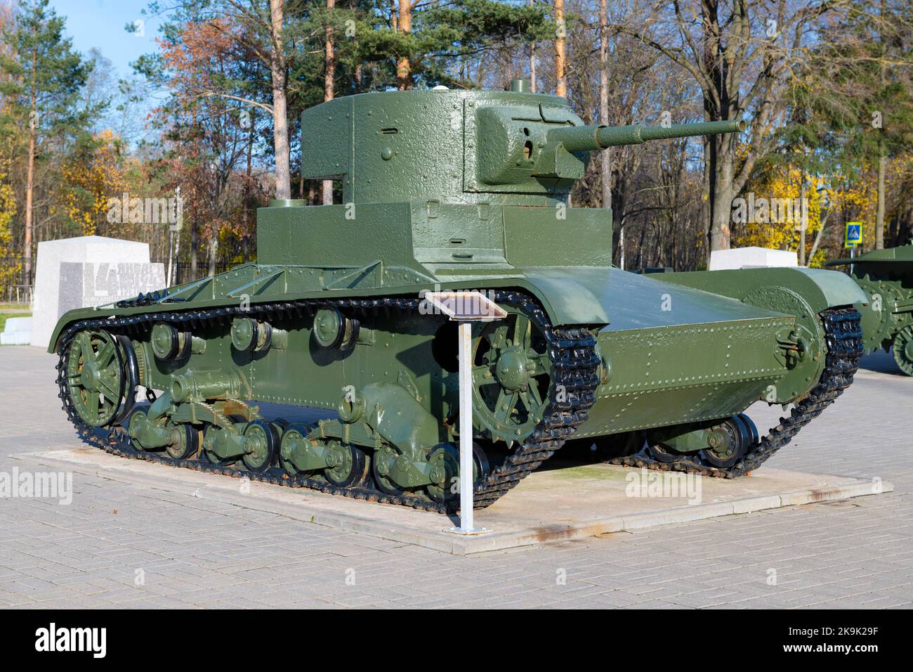 KIROVSK, RUSSLAND - 24. SEPTEMBER 2022: T-26 ist ein sowjetischer leichter Panzer aus der Zeit des Zweiten Weltkriegs aus der Nähe an einem sonnigen Oktobertag. Exposition des Mus Stockfoto