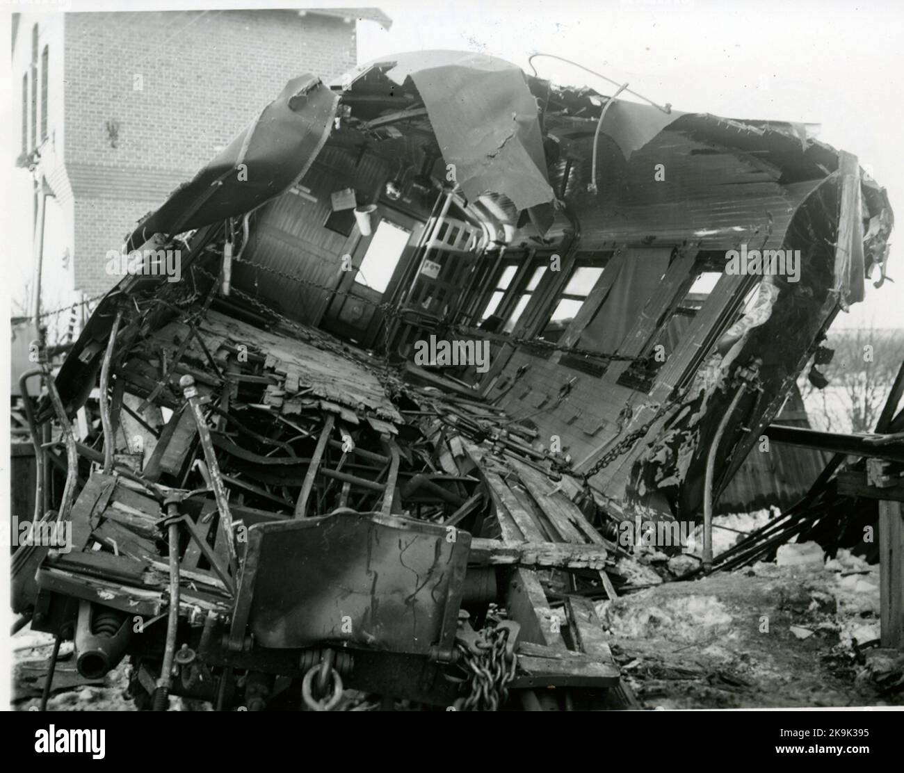 Eisenbahnunfall von Holmsveden 1917-02-16. SNAP Trains 3048, gezeichnet von der Dampflokomotive SJ B 1324, wurde aufgrund eines gefällten Zahnrads in eine Seitenspur geführt und entgleist. Stockfoto