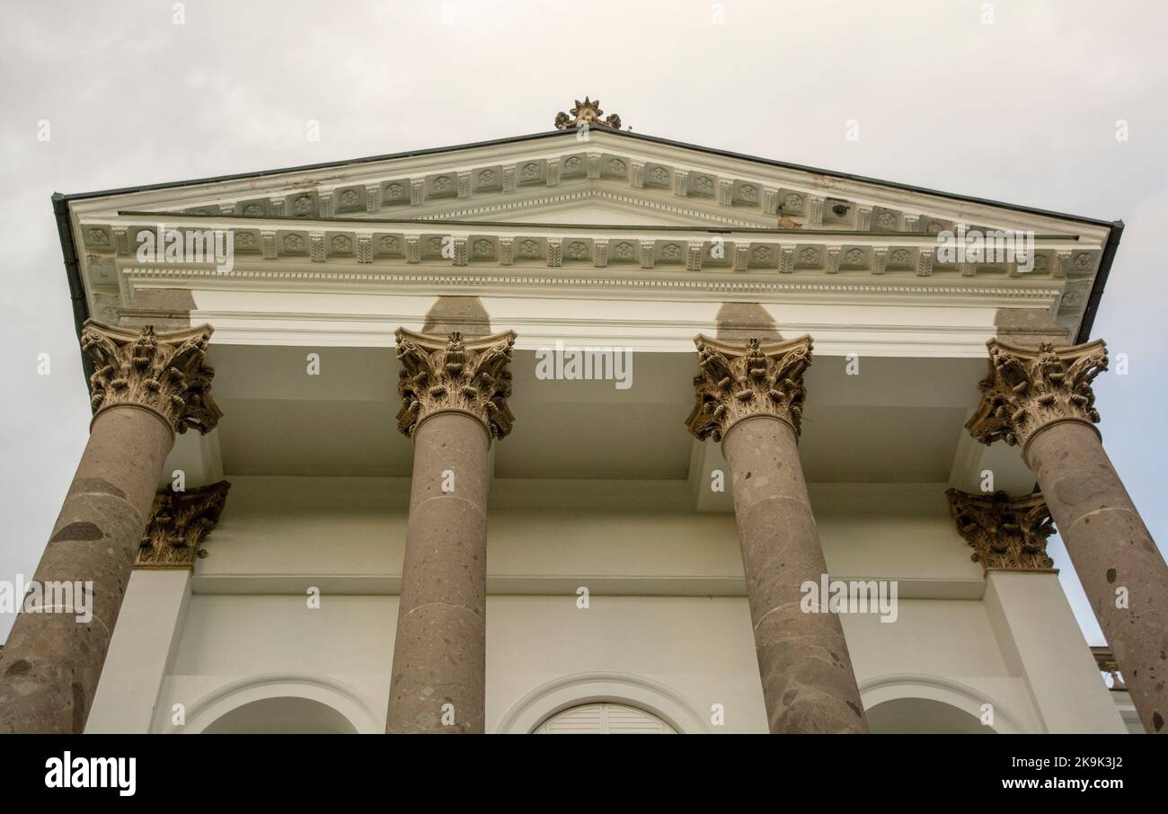 Herrenhaus und Schloss im klassizistischen Stil im Topolcianky-Park. Slowakei. Stockfoto