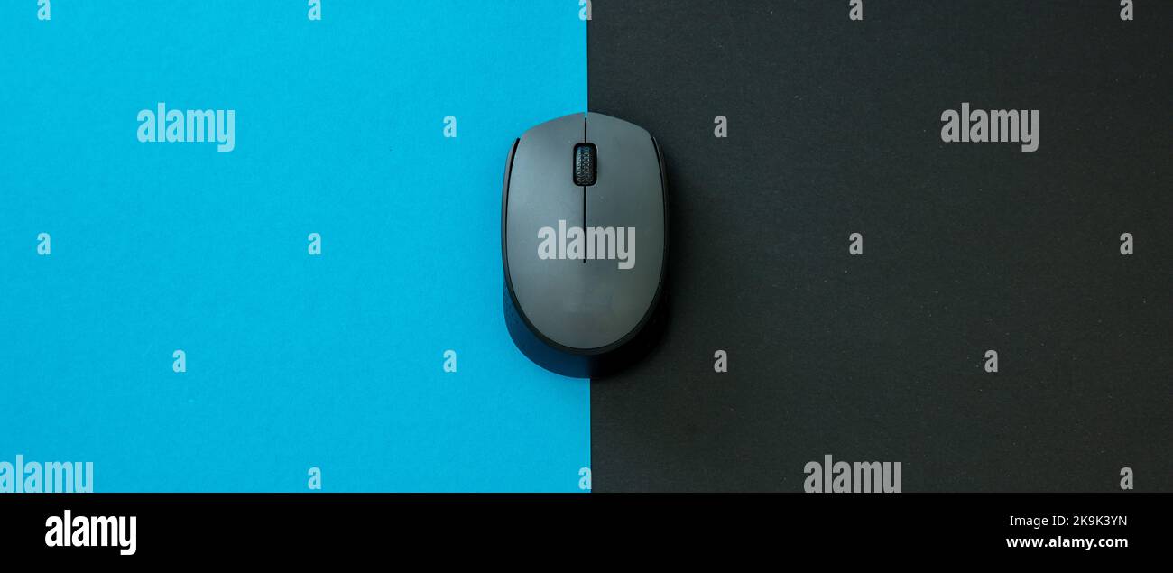 Werbebanner für Cyber Monday. Computermaus auf blauem und schwarzem Hintergrund, Kopierraum, Vorlage Stockfoto