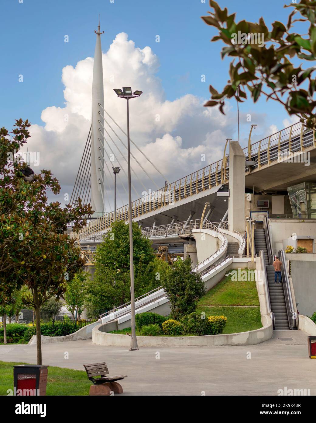 Treppe und Rolltreppe, die zur U-Bahn-Station in der Mitte der Golden Horn U-Bahn-Brücke, oder Halic Brücke, mit vielen grünen Bäumen in der Umgebung, Istanbul, Türkei Stockfoto