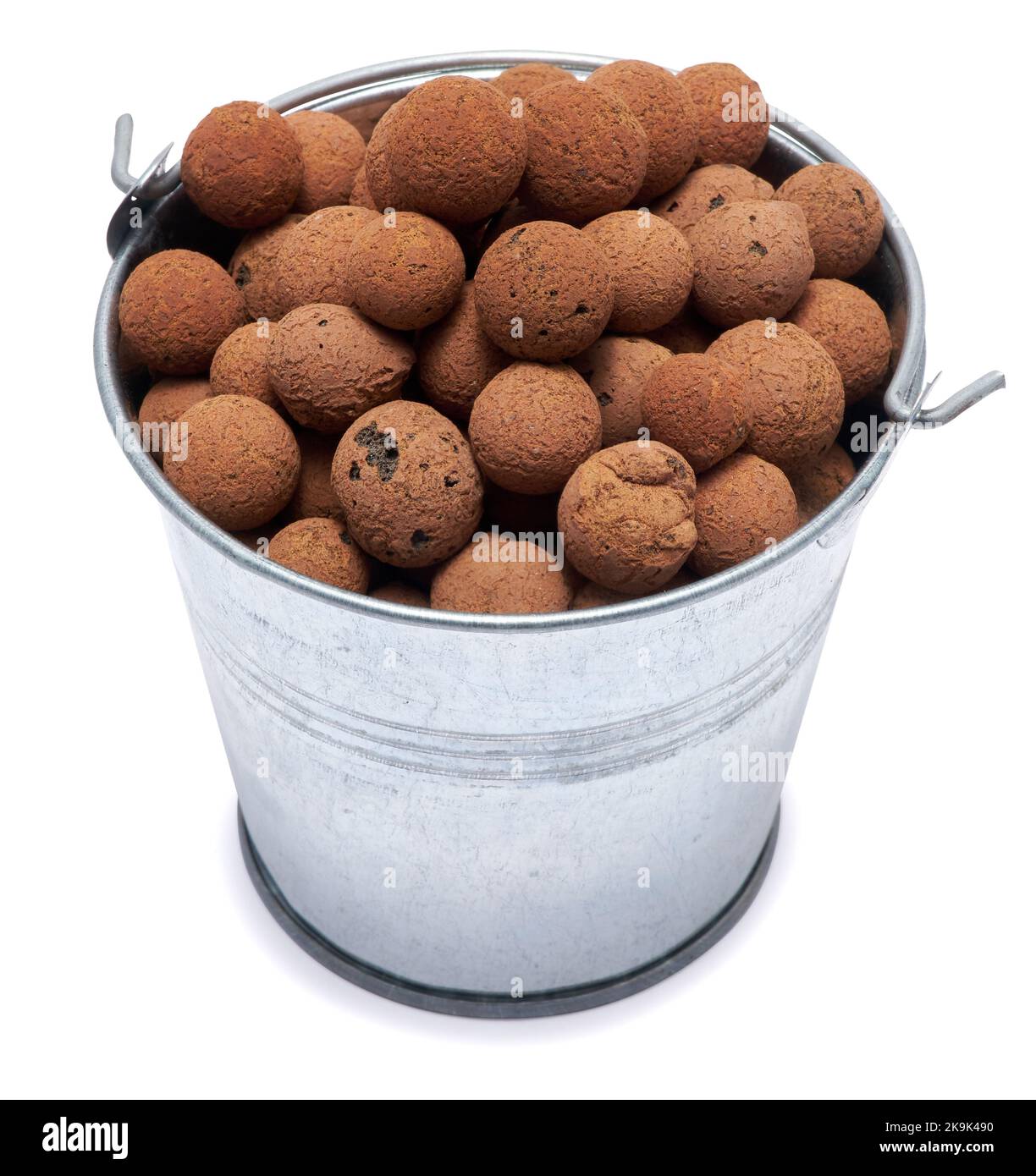 Entwässerung aus Tonerde in einem Topf isoliert auf weißem Hintergrund Stockfoto