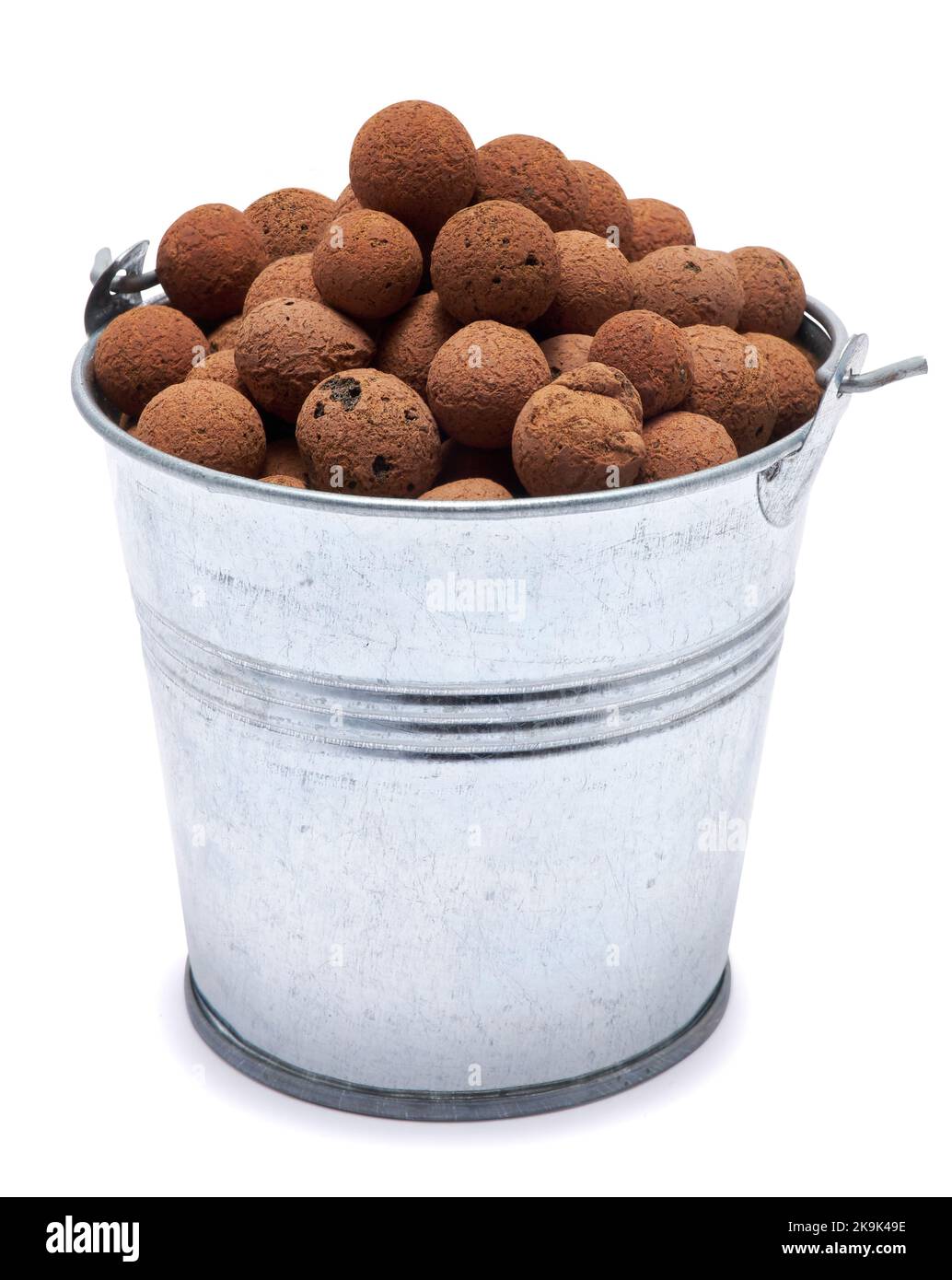 Entwässerung aus Tonerde in einem Topf isoliert auf weißem Hintergrund Stockfoto