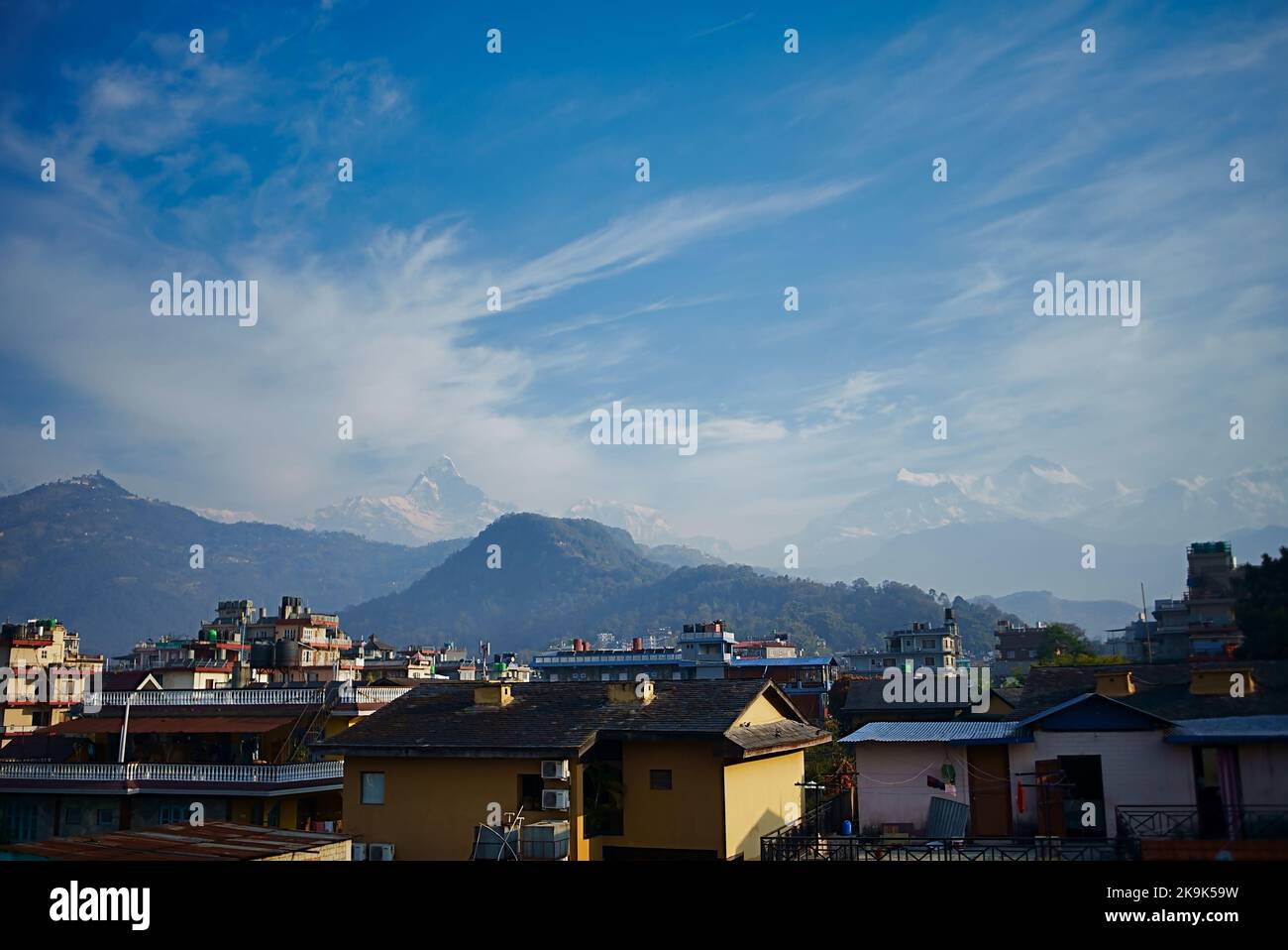 Landschaften der Schneespitze und der Bergketten in der Umgebung von Pokhra in Nepal. Pokhra ist ein gut bekannt Touristenziel Himalaya-Tor Stockfoto