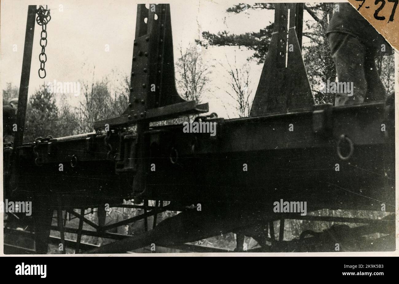 Detail der Schienenbelastung fährt die Befestigung auf der Schlittenseite. Stockfoto