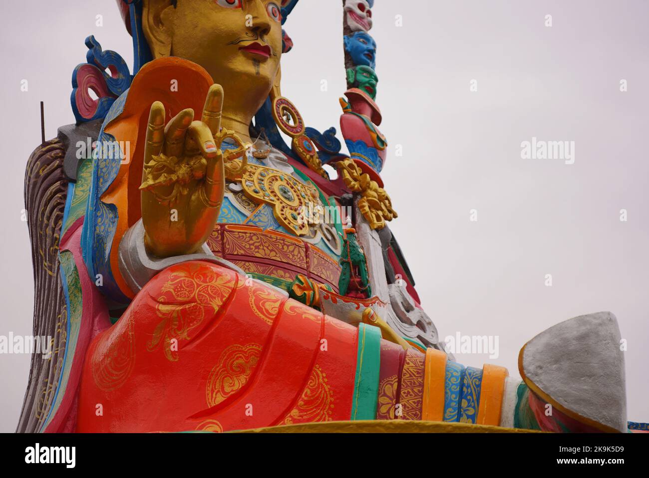 Statue von Guru Padmasambhav 'geboren aus einem Lotus', bekannt als Guru Rinpoche (kostbarer Guru) war ein tantrischer buddhistischer Meister, der den Buddhismus nach Tibet brachte. Stockfoto
