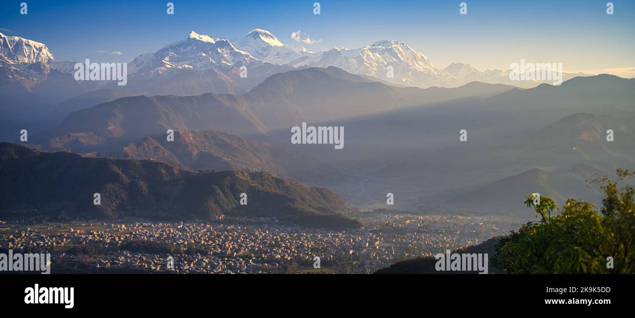 Landschaften der Schneespitze und der Bergketten in der Umgebung von Pokhra in Nepal. Pokhra ist ein gut bekannt Touristenziel Himalaya-Tor Stockfoto