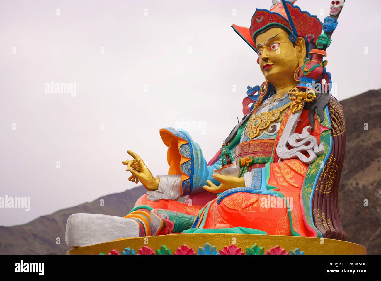 Statue von Guru Padmasambhav 'geboren aus einem Lotus', bekannt als Guru Rinpoche (kostbarer Guru) war ein tantrischer buddhistischer Meister, der den Buddhismus nach Tibet brachte. Stockfoto