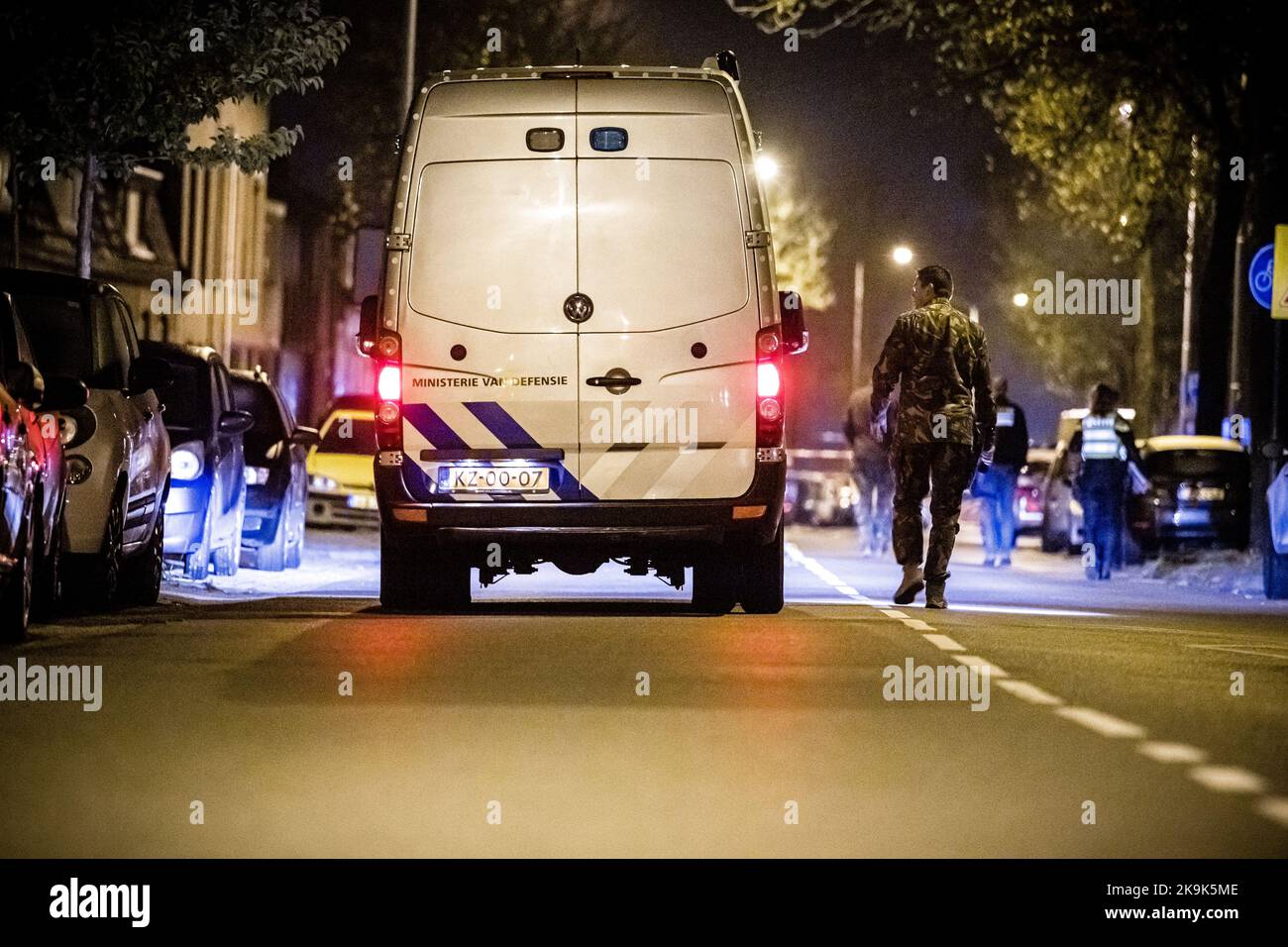 2022-10-29 06:32:38 EINDHOVEN - ein Angestellter des explosiven Ordnance Disposal Service des Verteidigungsministeriums untersucht ein Gebäude auf der Tongelresestraat in Eindhoven, wo eine frühere Explosion stattgefunden hat. Bei der Explosion wurden keine Verletzungen gemeldet, aber das Gebäude wurde schwer beschädigt. ANP / Hollandse Hoogte / Rob Engelaar netherlands Out - belgium Out Credit: ANP/Alamy Live News Stockfoto