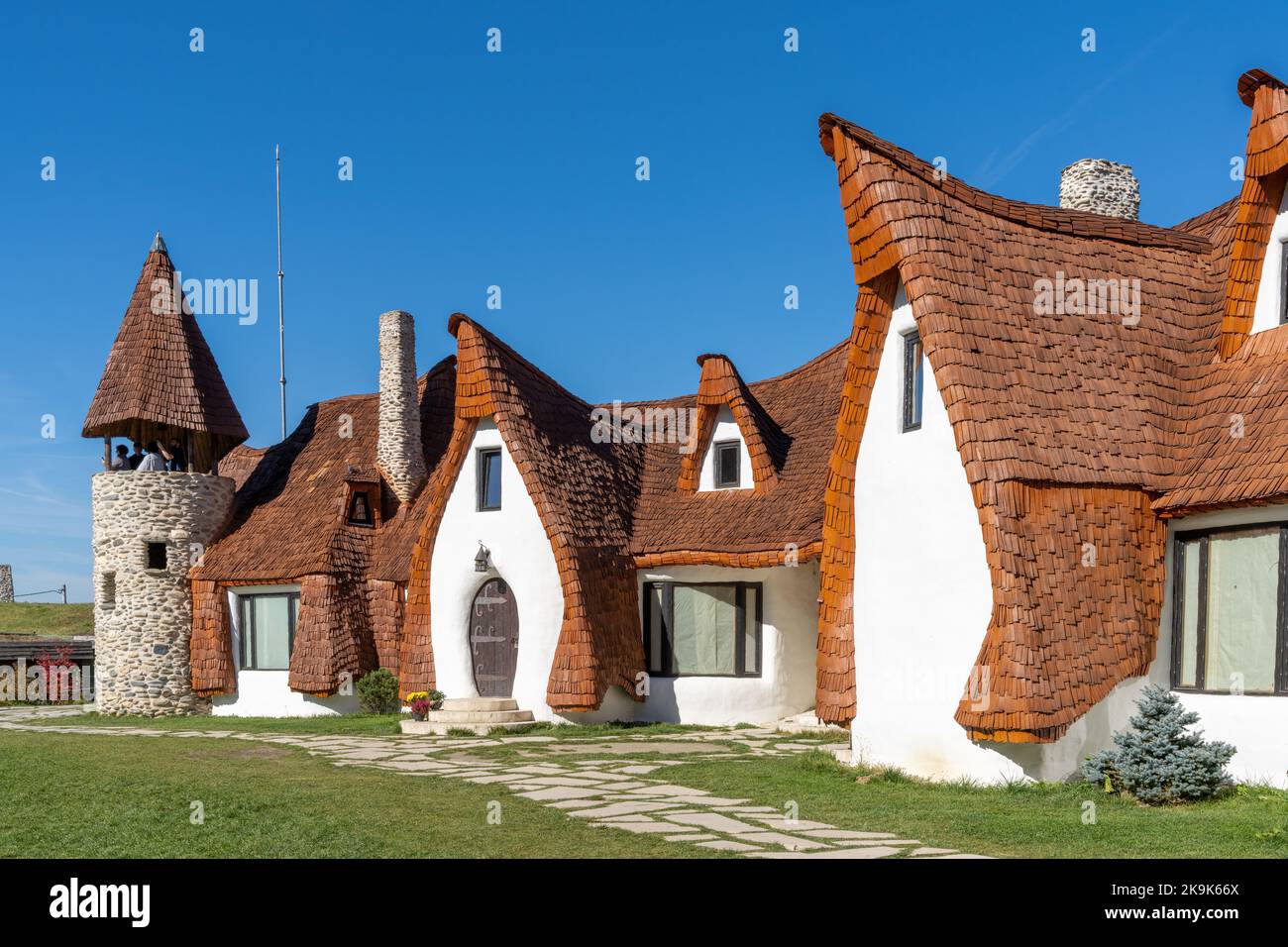 Porumbacu de Sus, Rumänien - 18. Oktober 2022: Blick auf das Märchenschloss Castelul de Lut Valea Zanelor und das Hotel im Zentrum Rumäniens Stockfoto