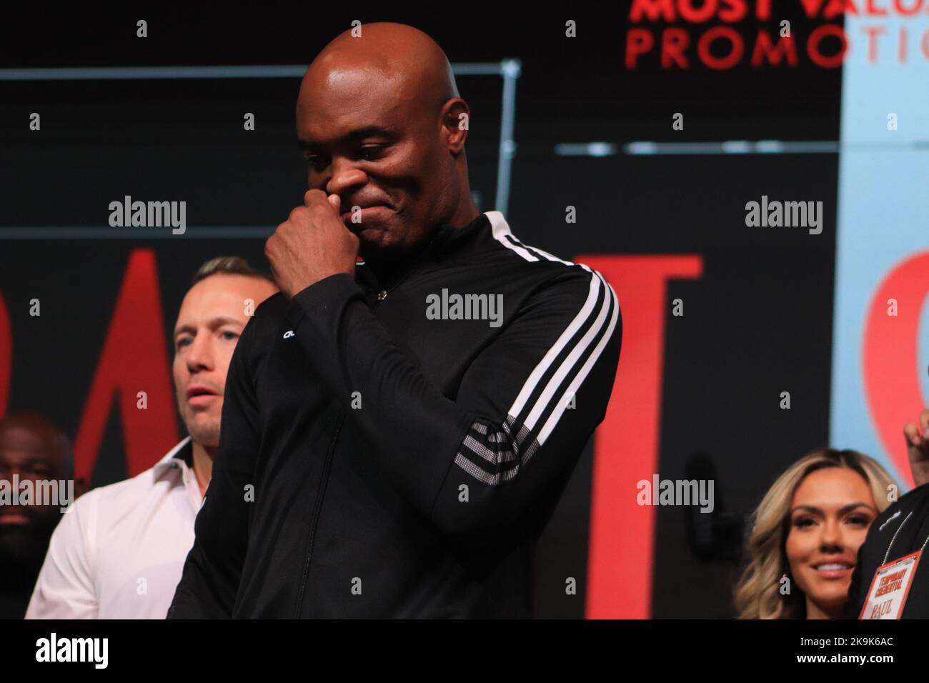 Glendale, Arizona, Glendale, AZ, USA. 28. Oktober 2022. GLENDALE, AZ - 28. OKTOBER: Anderson Silva posiert auf der Skala während des Paul gegen Silva: Wiegen-in in der Desert Diamond Arena am 28. Oktober 2022 in Glendale, Arizona, USA. Kredit: ZUMA Press, Inc./Alamy Live Nachrichten Stockfoto