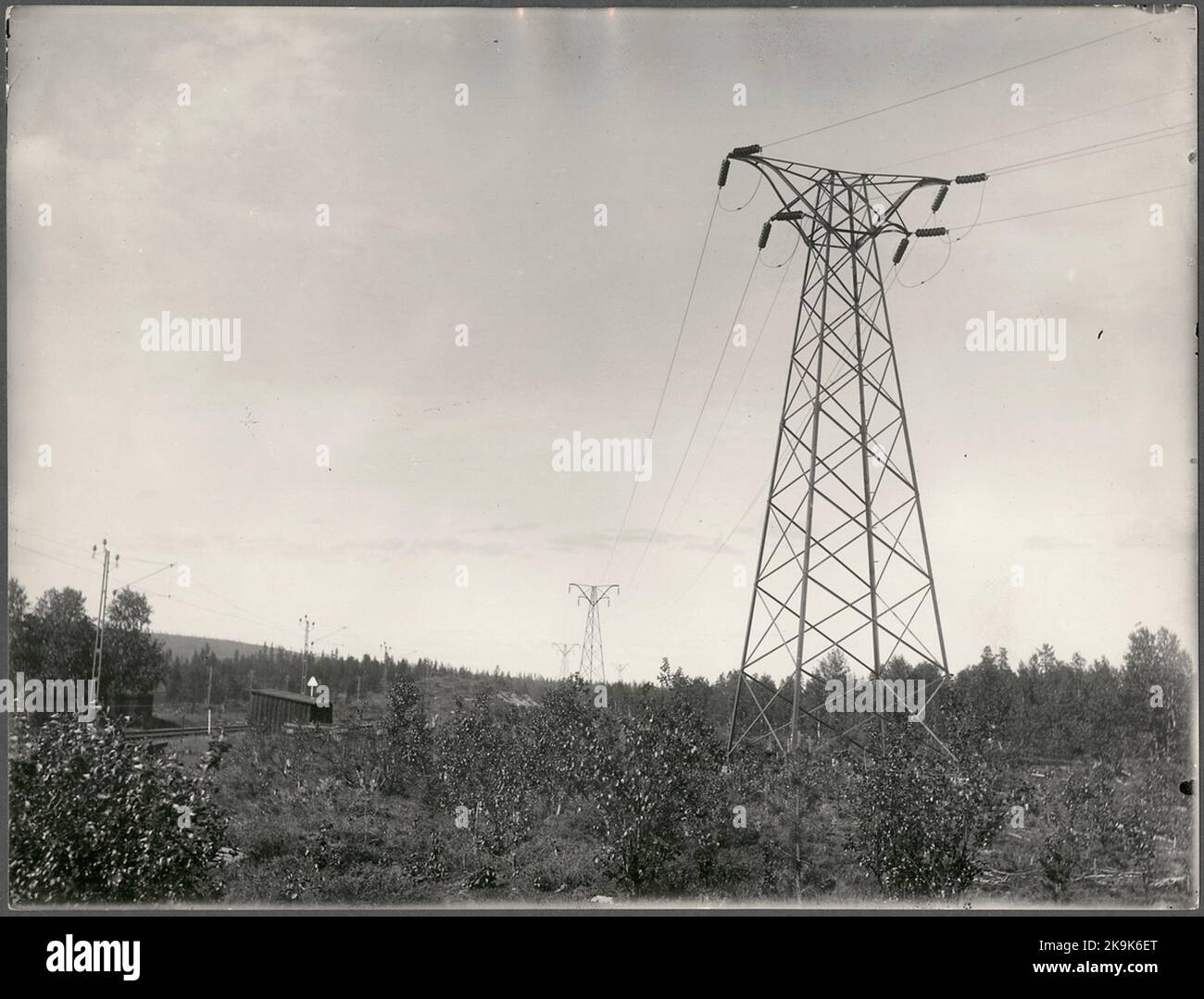 Die Leitung irgendwo auf der Erzspur verlegen. Stockfoto