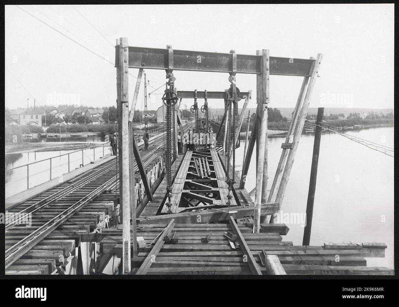 Austausch der Brückenspannweite auf der Eisenbahnbrücke über Klarälvens östlichen Zweig in Karlstad. Stockfoto