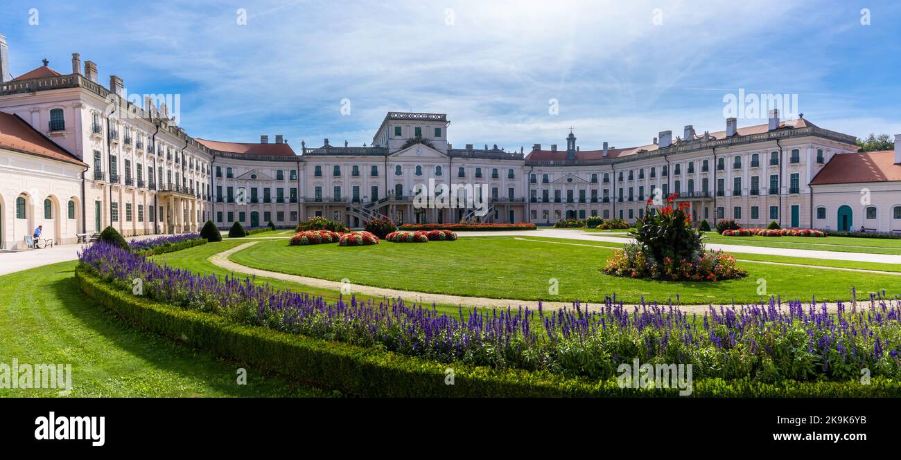 Fertod, Ungarn - 7. Oktober 2022: Panoramablick auf das Schloss Esterhazy oder das ungarische Versailles in Fertod Stockfoto