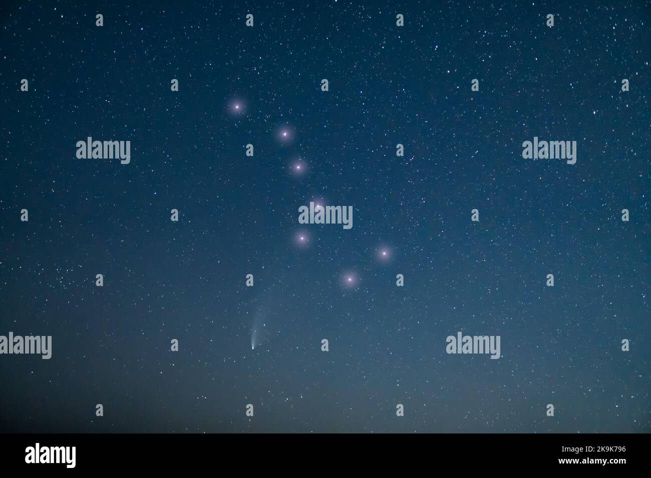 Komet c/2020 F3 Neowise am tiefen Nachthimmel nahe dem Sternbild Ursa Major oder dem Großen Bären. Stockfoto