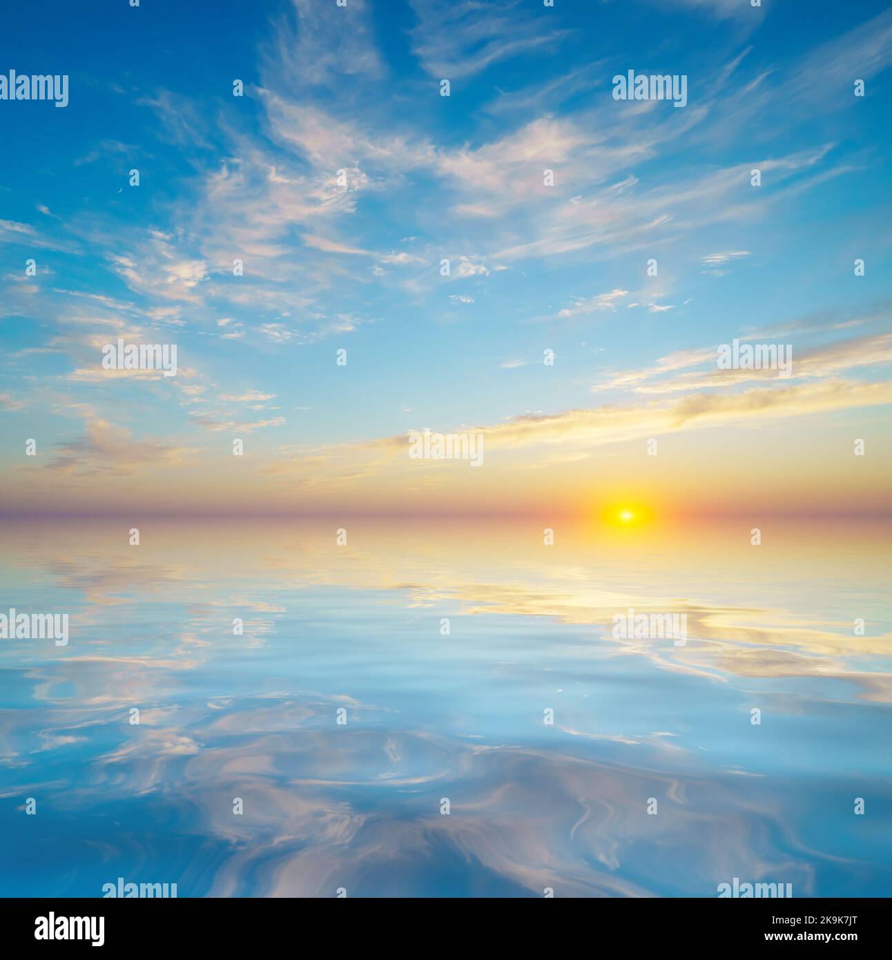 Hintergrund von Wasser und Himmel während des Sonnenuntergangs. Stockfoto