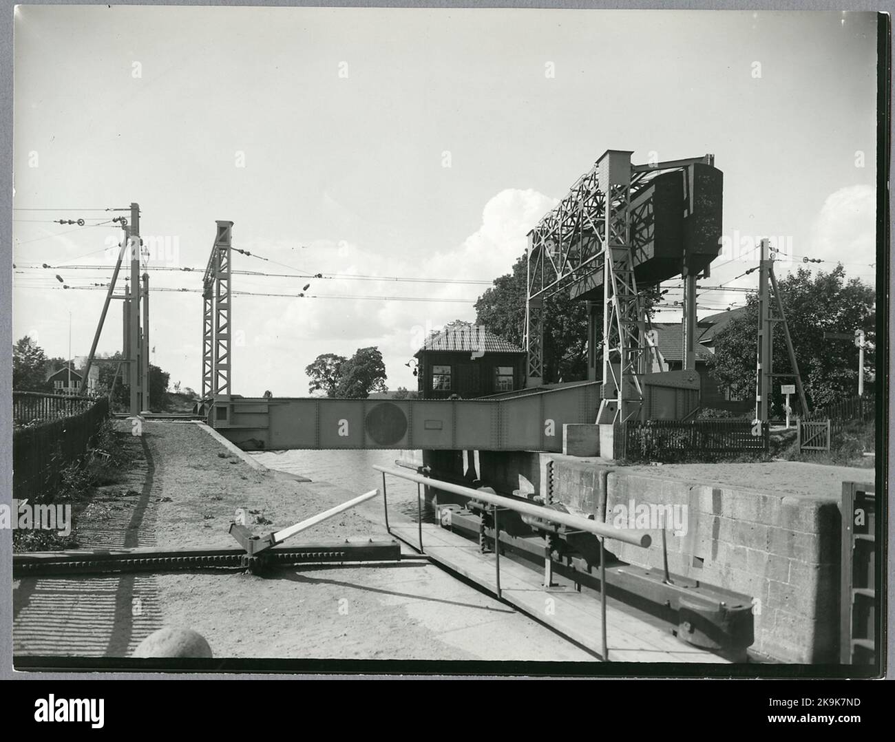 Geschlossene Klappenbrücke mit Kontaktleitung. Stockfoto