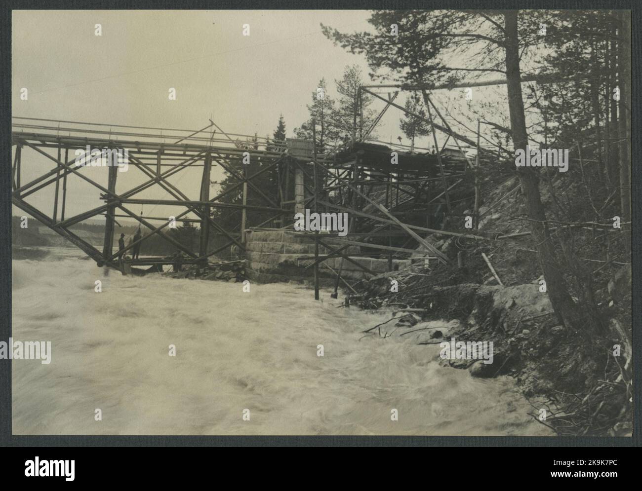 Der westliche Steinsarg der Transport Bridge wird während der Arbeit vom West River Player der Spring River weggespült Stockfoto