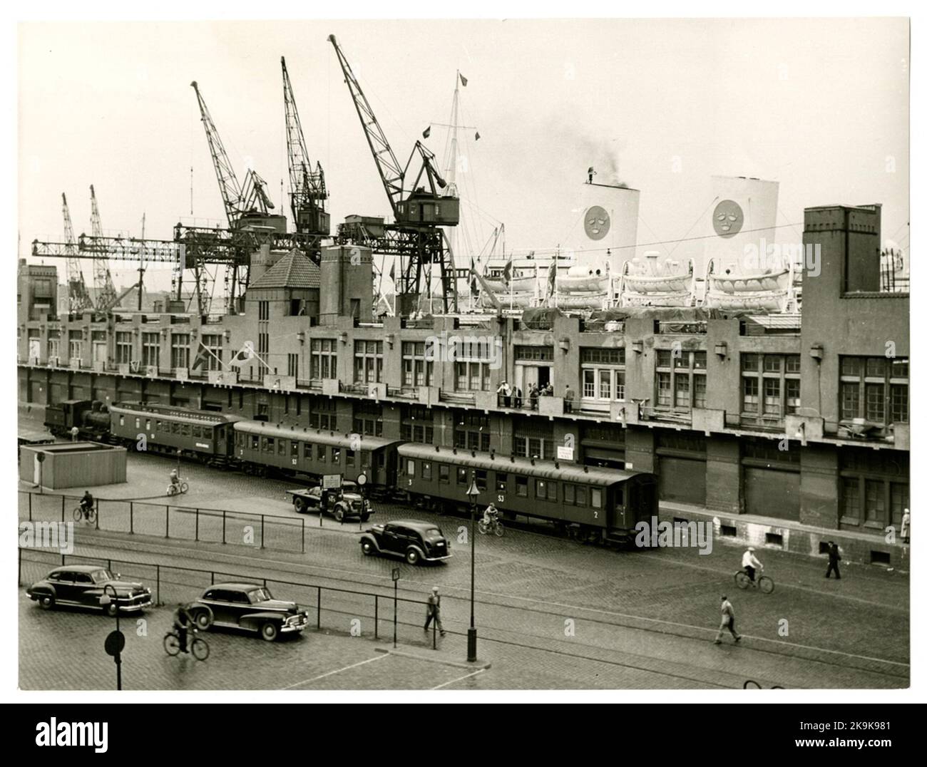 Ein SJ KA-LOK hat einen Teil eines Stockholmer Zuges abgeschaltet. Direktwaggons Stockholm - Amerkalinjens Kajplats in Göteborg. Das Schiff ist s.a.l. Dieselfahrzeuge 'M/S Gripsholm' hergestellt: 1925. Schwedens erstes dieselbetriebenes Passagierschiff im atlantischen Verkehr mit zwei 6-Zylinder-Dieselmotoren von B&W (Burmeister & Wain) von 13500 ps. Stockfoto