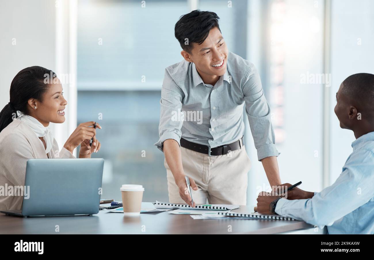 Finanz-, glücklich und Geschäftsleute treffen sich über Planung, Investitionen und Bericht über das Geschäft im Unternehmen. Strategie, Feedback und Finanzen Stockfoto