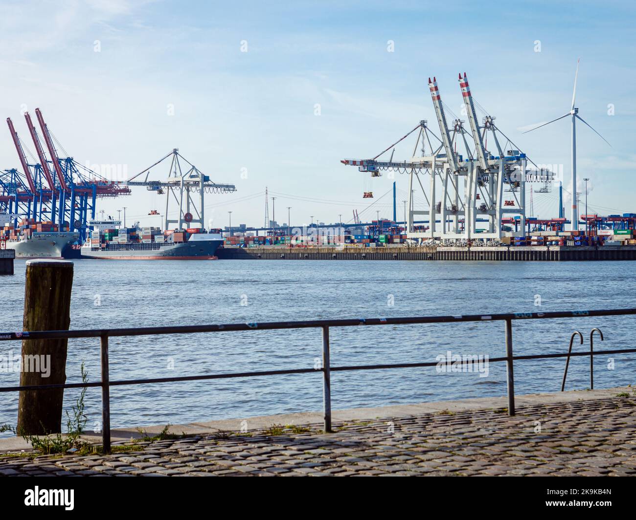 Hamburg, 23.. Sep, 2022: Der Container Terminal Tollerort, der für die Verarbeitung der größten Containerschiffe bereit ist. Stockfoto