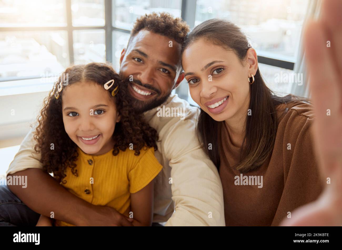 Schwarze Familie, Selfie und Glück einer Mutter, eines Vaters und eines Mädchens, die sich zu Hause verbinden. Porträt einer glücklichen Mama, eines Vaters und eines Kindes mit guter Zeit Stockfoto