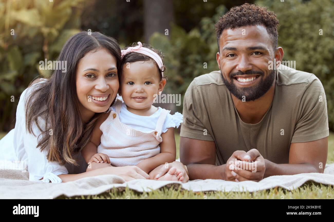 Schwarze Familie, Eltern und Baby auf einer Park Picknickdecke in der Natur mit einem glücklichen Lächeln zusammen, Porträt einer Mutter, Vater und Mädchen Kind mit Stockfoto