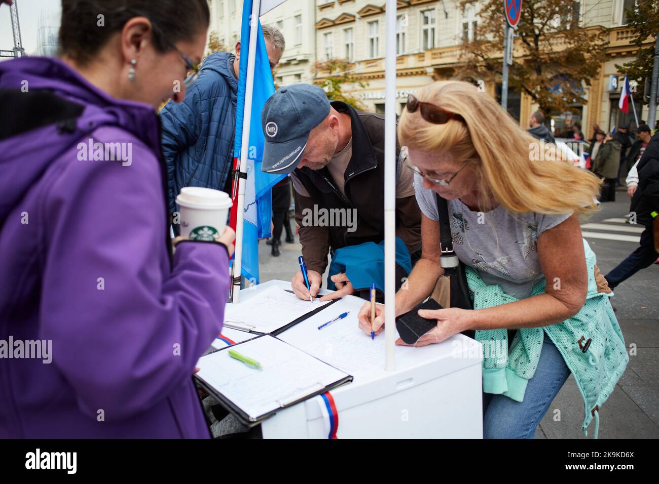 Anti-Regierungs-Demonstration findet in zwei großen Städten der Tschechischen Republik statt, Prag und Brünn, 28.10.2022 Demonstrationen auf dem Wenzelsplatz in Prag anlässlich des Jahrestages der Gründung der Tschechoslowakei im Jahr 1918. Mehr als 60 Tausend Menschen kamen, um ihre Enttäuschung über die hohe Inflation der tschechischen Krone, die Unterstützung der Regierung durch Waffen und die Kürzung des Handels mit Russland durch die EU zu zeigen. Die Menschen unterschreiben eine Petition zum Abtritt der tschechischen Regierung. Kredit: Aflo Co. Ltd./Alamy Live Nachrichten Stockfoto