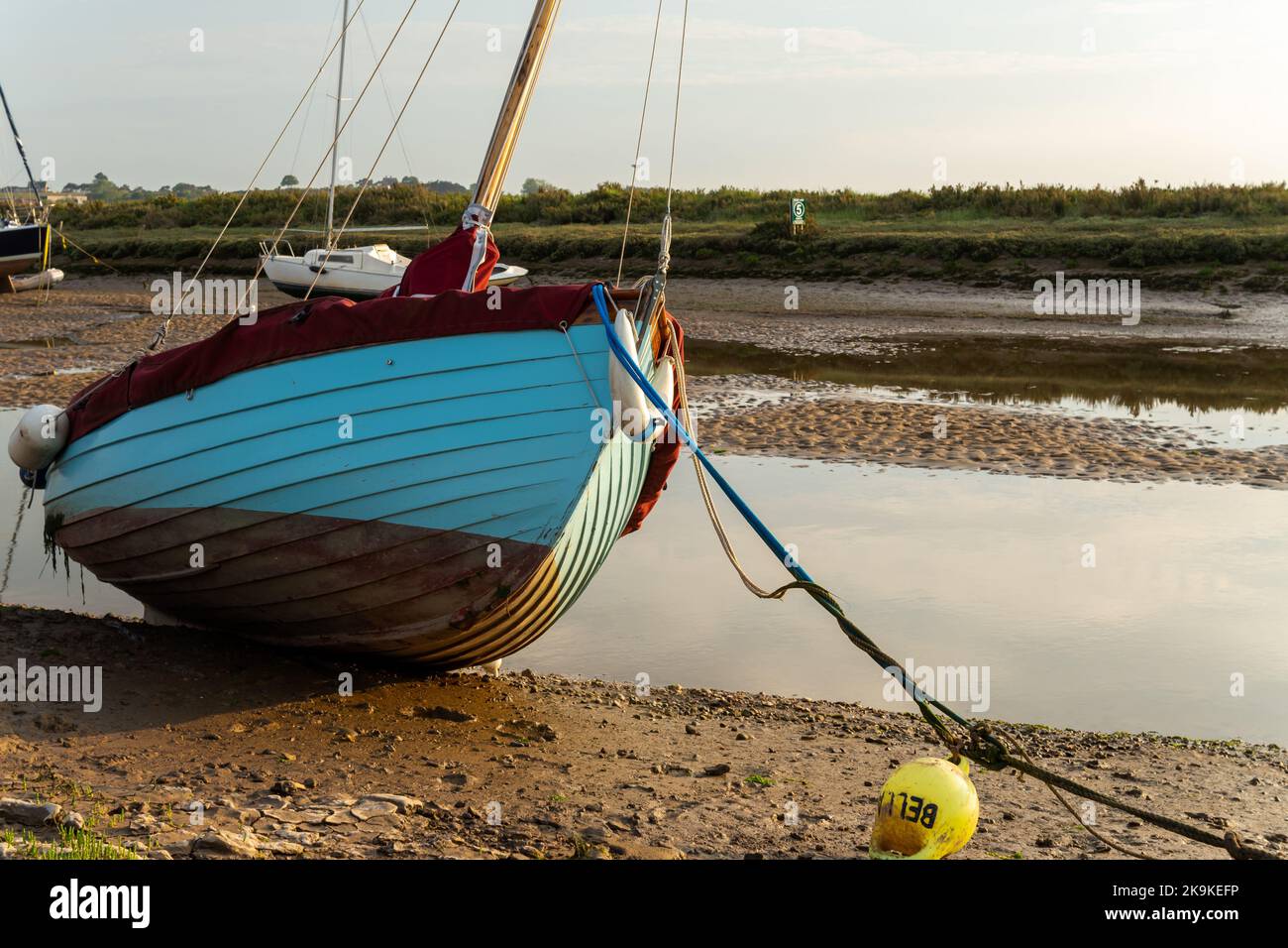 Ein Boot zur Ruhe in Blakeney, Norfolk, an einem sonnigen Abend Stockfoto