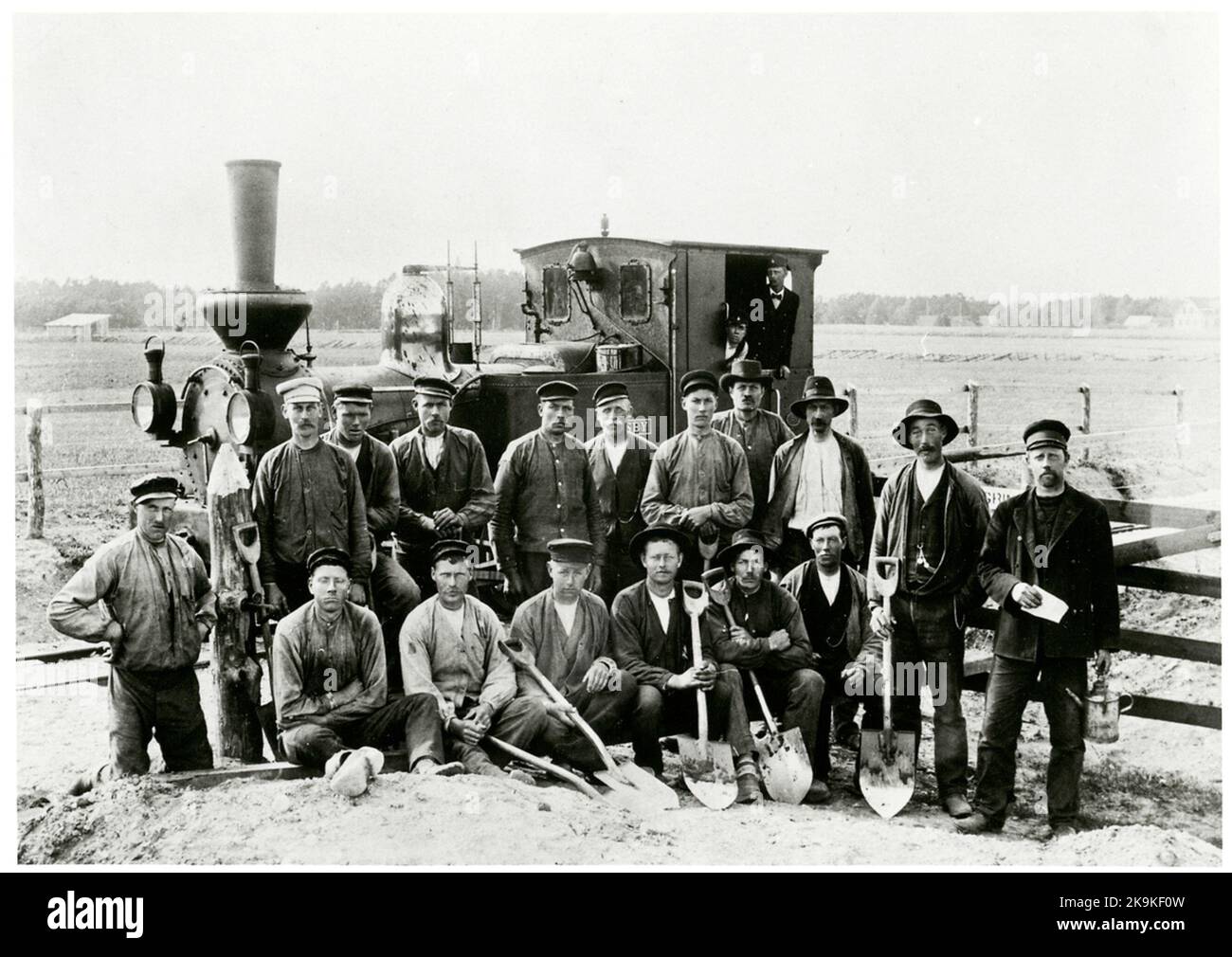 Gleisarbeiter vor der Gotlandbahn, GJ 1 'Wisby'. Stockfoto