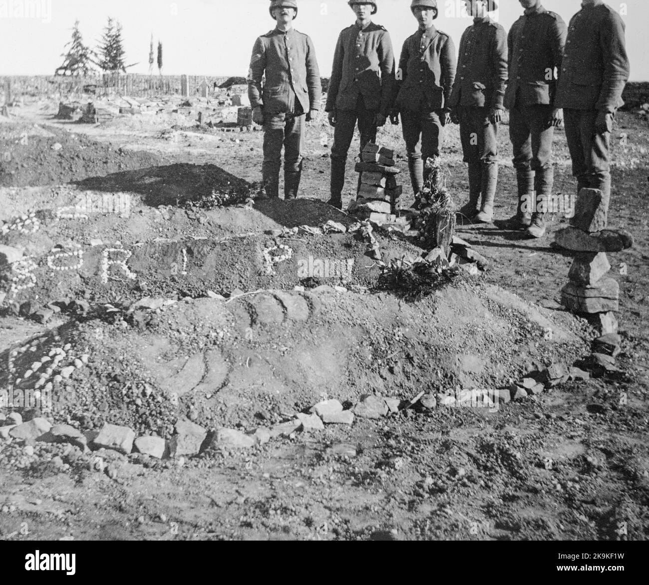 Burenkrieg. Foto mit britischen Soldaten, die über den frisch gegrabenen Gräbern einiger ihrer gefallenen Kollegen stehen. Stockfoto