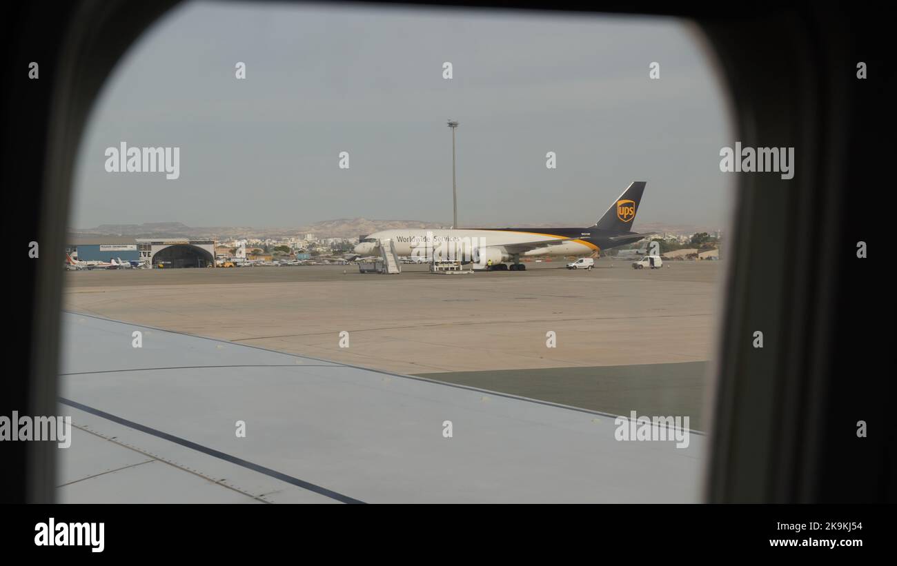 Zypern, Larnaka - 12. Oktober 2022: Blick durch das Fenster eines Flugzeugs Stockfoto