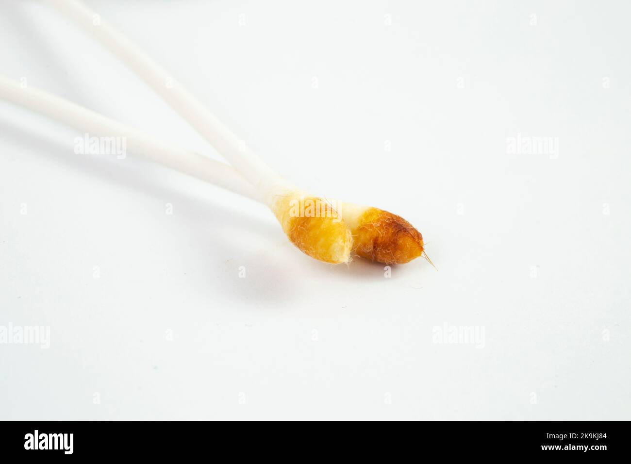 Wattestäbchen nach der Ohrenreinigung mit Cerumen verschmutzt, weicher Fokus aus nächster Nähe Stockfoto