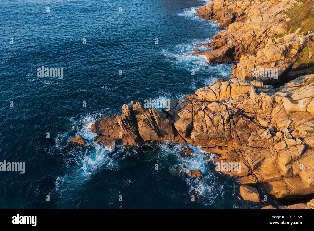 Luftdrohnen-Landschaftsbild des Minnack Theatre Vorgewende um den Porthcurno-Strand in Cornwall England bei Sonnenaufgang Stockfoto