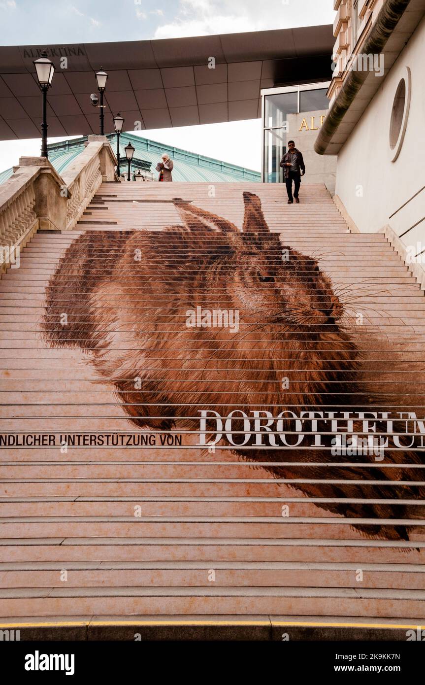 Albrecht Dürers Hasengemälde auf dem Treppenhaus des Albertina Museums in Wien, Österreich. Stockfoto