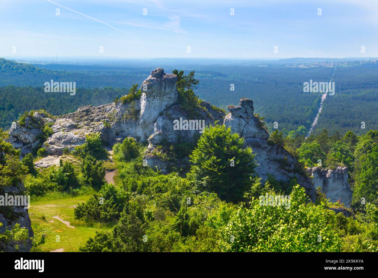 Landschaft mit Kalksteinfelsen vom Gipfel des Gora Zborow in Podlesice, Polen Stockfoto