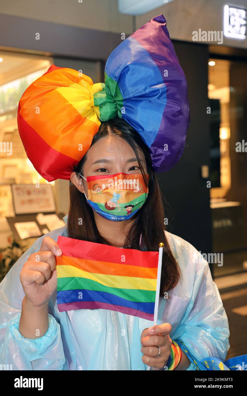 Taipeh, Taiwan. 29. Oktober 2022. Teilnehmer an der Taipei LGBT Pride Parade, Taipei, Taiwan. Der 20.. Jahrestag der Parade fand trotz Regen statt und die Teilnehmer trotzten den Elementen meist mit Regenschirmen, was aber die Stimmung und den Spaß nicht dämpfte. Zehntausende nahmen an der Parade Teil, die auf einem Rundweg vom Rathaus von Taipei im Schatten von Taiwans höchstem Gebäude, Taipei 101, stattfand. Taiwan ist das fortschrittlichste aller asiatischen Länder, wenn es um LGBT-Rechte geht, und war das erste asiatische Land, das gleichgeschlechtliche Ehen rechtlich anerkannte. Kredit: Paul Brown/Alamy Live Ne Stockfoto