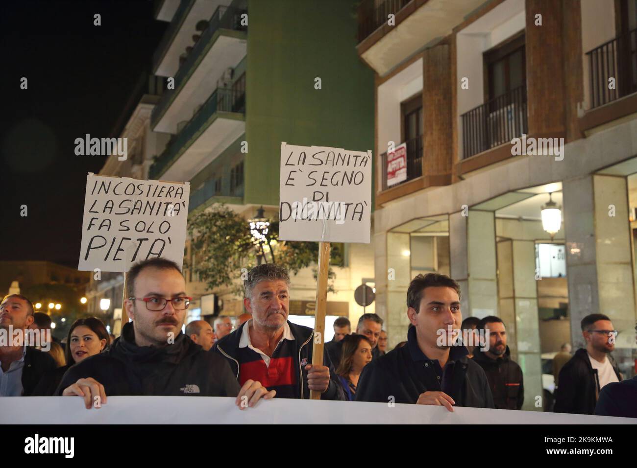 Die Sektion Salerno der politischen Partei Fratelli d'Italia geht auf die Straße, um gegen das Missmanagement der Gesundheit in Kampanien zu demonstrieren. Stockfoto