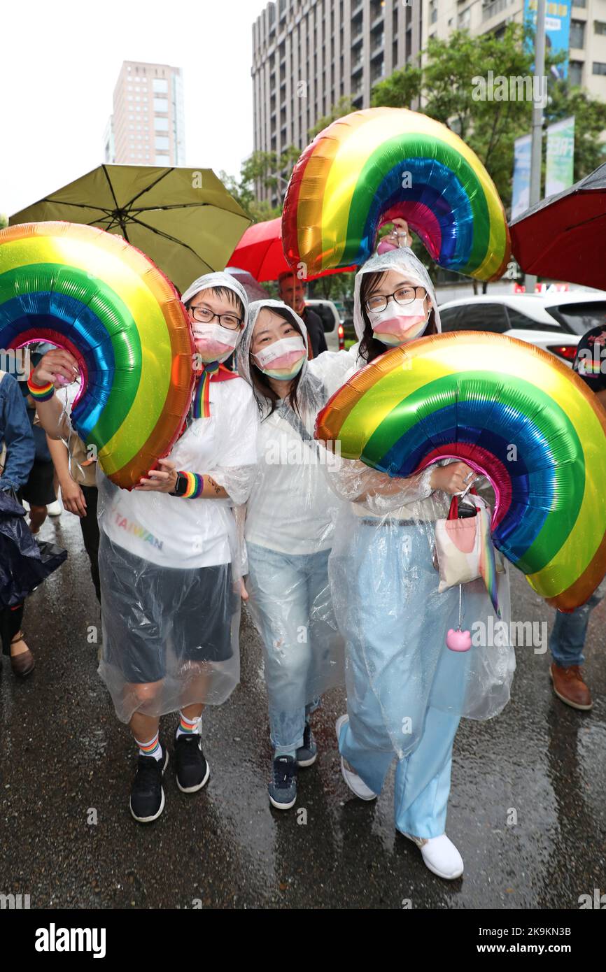 Taipeh, Taiwan. 29. Oktober 2022. Teilnehmer der Taipei LGBT Pride Parade, Taipei, Taiwan. Der 20.. Jahrestag der Parade fand trotz Regen statt und die Teilnehmer trotzten den Elementen meist mit Regenschirmen, was aber die Stimmung und den Spaß nicht dämpfte. Zehntausende nahmen an der Parade Teil, die auf einem Rundweg vom Rathaus von Taipei im Schatten von Taiwans höchstem Gebäude, Taipei 101, stattfand. Taiwan ist das fortschrittlichste aller asiatischen Länder, wenn es um LGBT-Rechte geht, und war das erste asiatische Land, das gleichgeschlechtliche Ehen rechtlich anerkannte. Quelle: Paul Brown/Alamy Live N Stockfoto