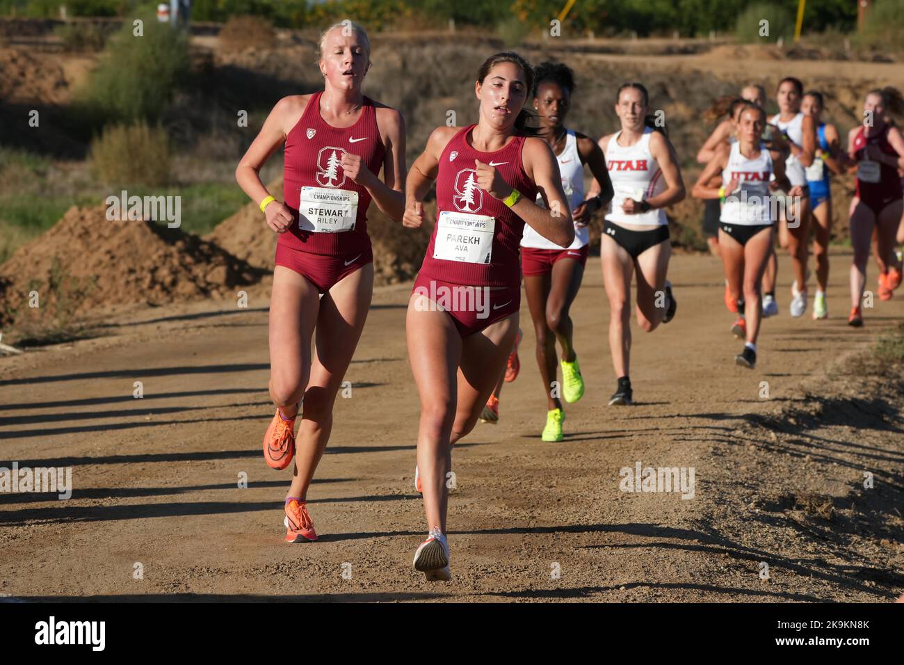 Ava Parekh und Riley Stewart aus Stanford liefen im Frauenrennen während der Pac-12 Conference Cross Country Championships am Freitag, 28. Oktober 2022, in Riverside, Kalif. Stockfoto