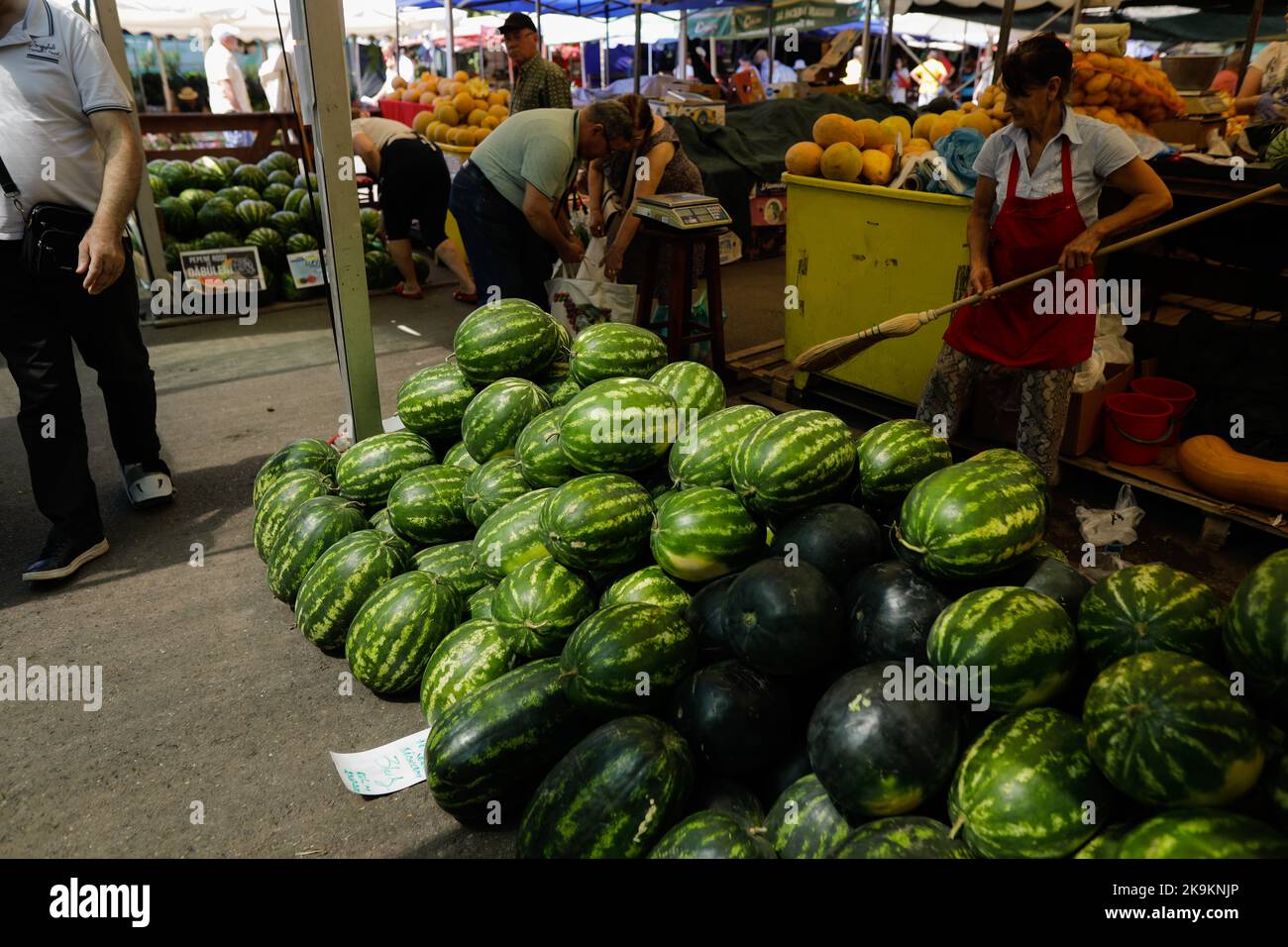 Bukarest, Rumänien - 4. August 2022: Details zur geringen Schärfentiefe (selektiver Fokus) mit roten Wassermelonen zum Verkauf an einem Stand auf dem Obor-Markt in Bucha Stockfoto