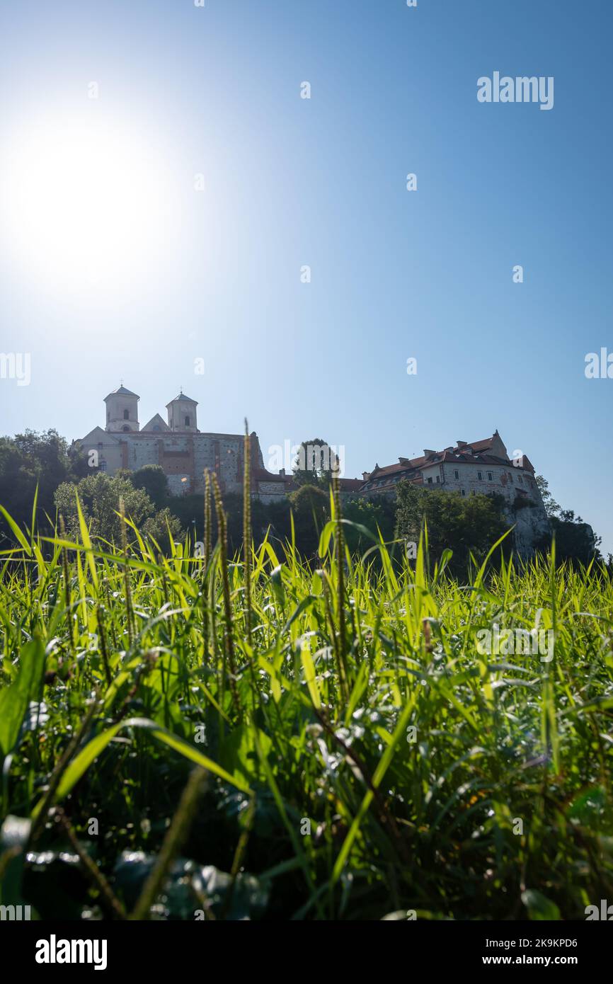 Bendectin Abtei in Tyniec am Morgen. Schöner sonniger Sommertag am Fluss. Fokus auf den Hintergrund. Tyniec, Polen Stockfoto