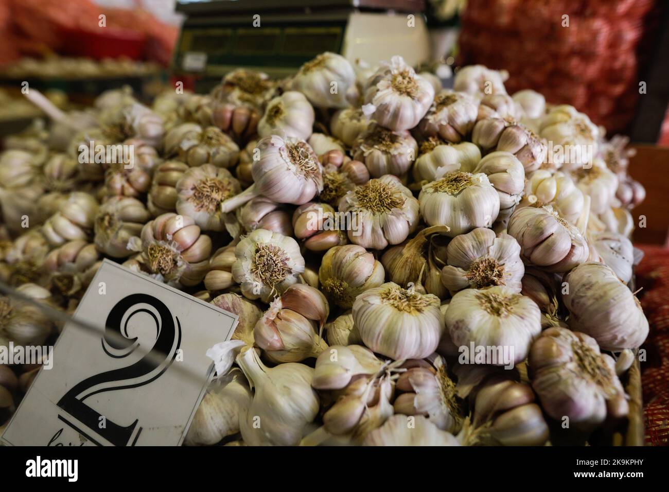 Shallow depth of field (selective focus) details with dry garlic on a stand in Obor market in Bucharest, Romania. Stockfoto
