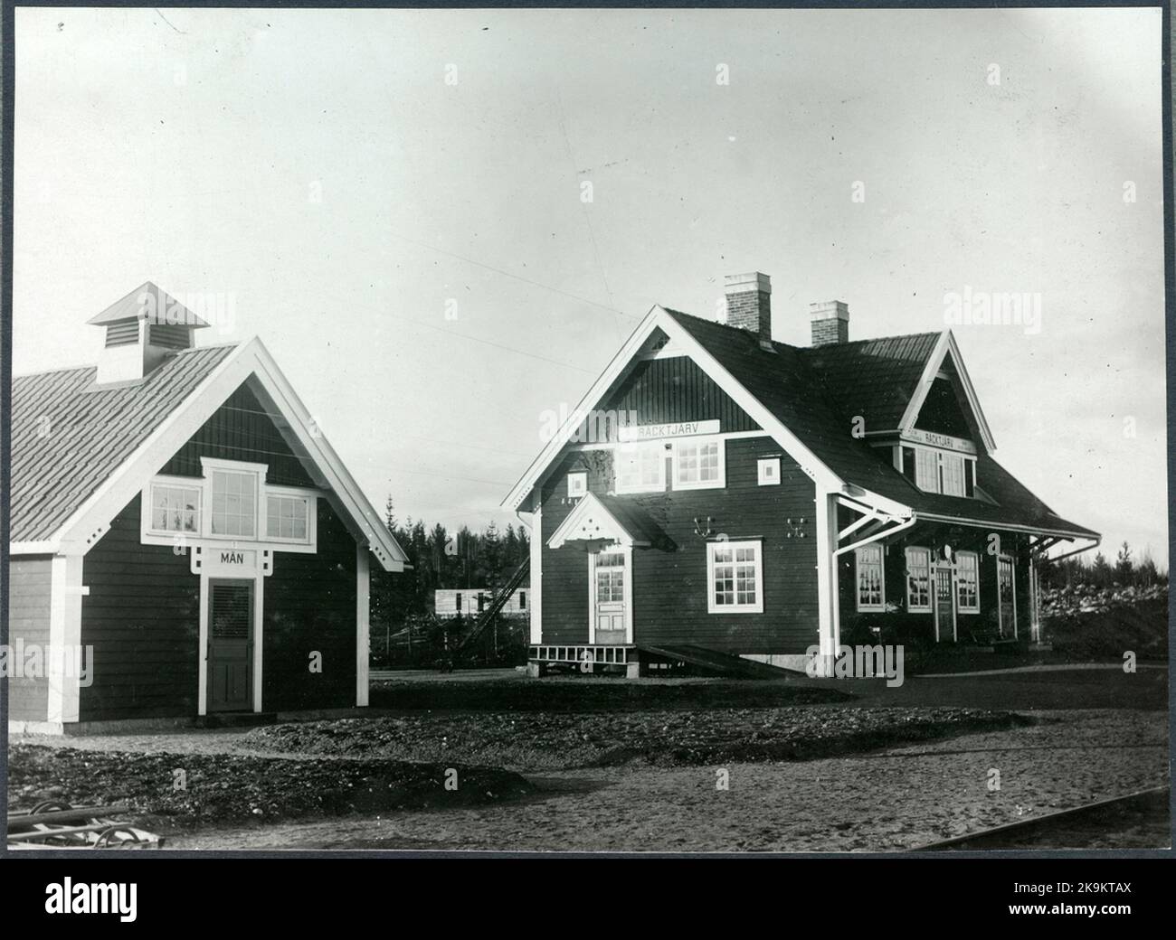 Blick auf den Bahnhof Säckjärv. Holding und Treffpunkt, geöffnet 1910 12-01. Bienenstock zum Hafen von Räktjärv. Vom Bahnhof Räktjärv ging ein etwa 1,5 km langer Seitenweg nach Norden bis zum Einnahmeende am Räktjärv-See. Auf dem Väktjärvänden gab es einen Hafen und ein kleineres Expeditionsgebäude mit Fracht- und Wartezimmern. Während der eisfreien Zeit des Jahres wurde der Steamboat-Verkehr zwischen der Reverness und Överkalix in Verbindung mit der Eisenbahn organisiert. „Der Verkehr hörte nach einigen Jahren auf, als eine Landstraße nach Överkalix gebaut wurde. Räktjärv verlor seinen Kontakt mit der Eisenbahn durch eine Stockfoto