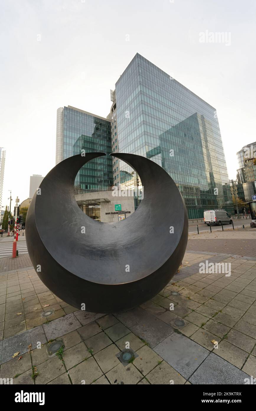 Brussels, Brabant, Belgium 10 28 2022 : ein Blick auf die modernen Finanzbüros der Fortis Bank, die sich hinter einem ungewöhnlichen Kunstwinkel befinden Stockfoto