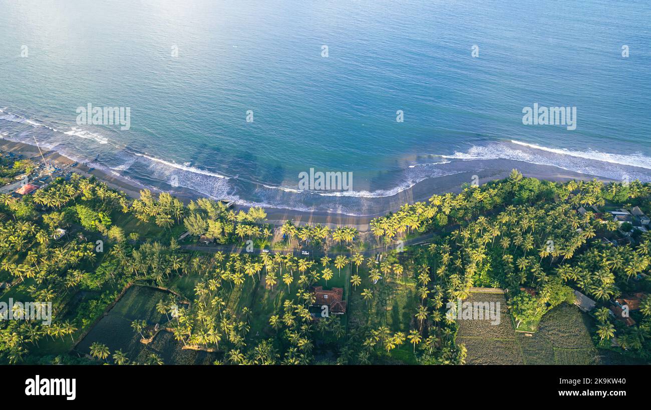 Dieses Foto wurde mit einer professionellen Drohnen-Kamera aufgenommen, die die Schönheit der Landschaft aus einer wirklich erhöhten Perspektive einfängt. Stockfoto