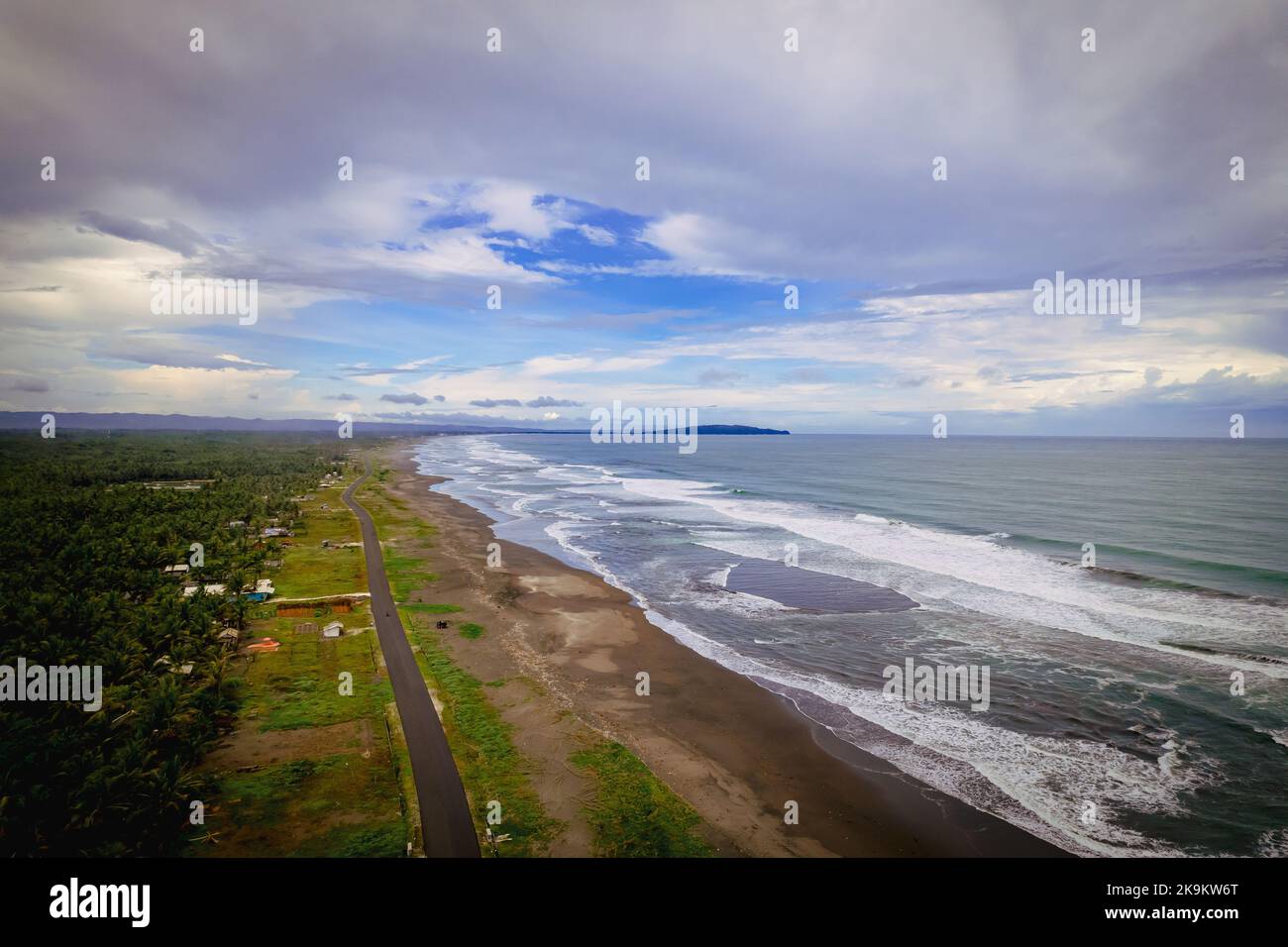 Dieses Foto wurde mit einer professionellen Drohnen-Kamera aufgenommen, die die Schönheit der Landschaft aus einer wirklich erhöhten Perspektive einfängt. Stockfoto
