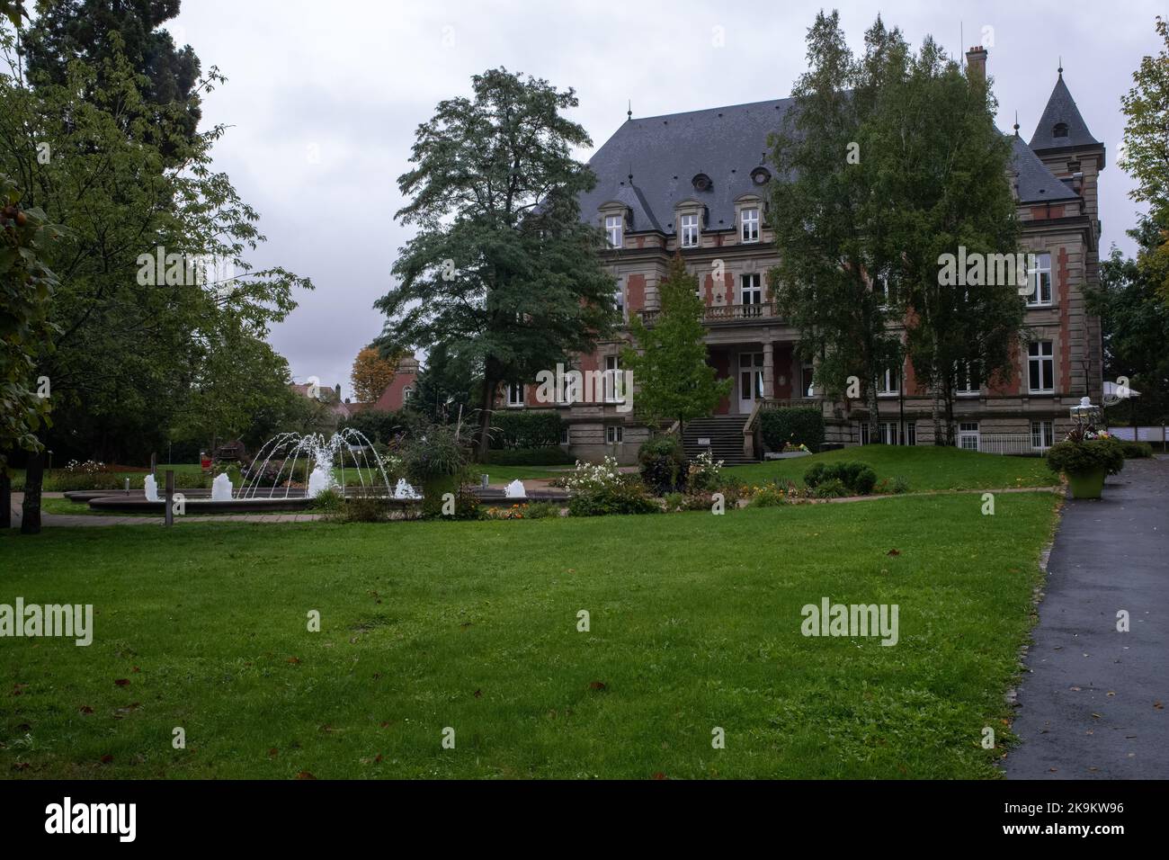 Sarreguemines, Frankreich - 02. Okt 2022: Die Burg Utzschneider ist eine Burg aus dem 20.. Jahrhundert. Zwischen 1940 und 1944 wurde das Gebäude von den Nazis besetzt. Regen Stockfoto