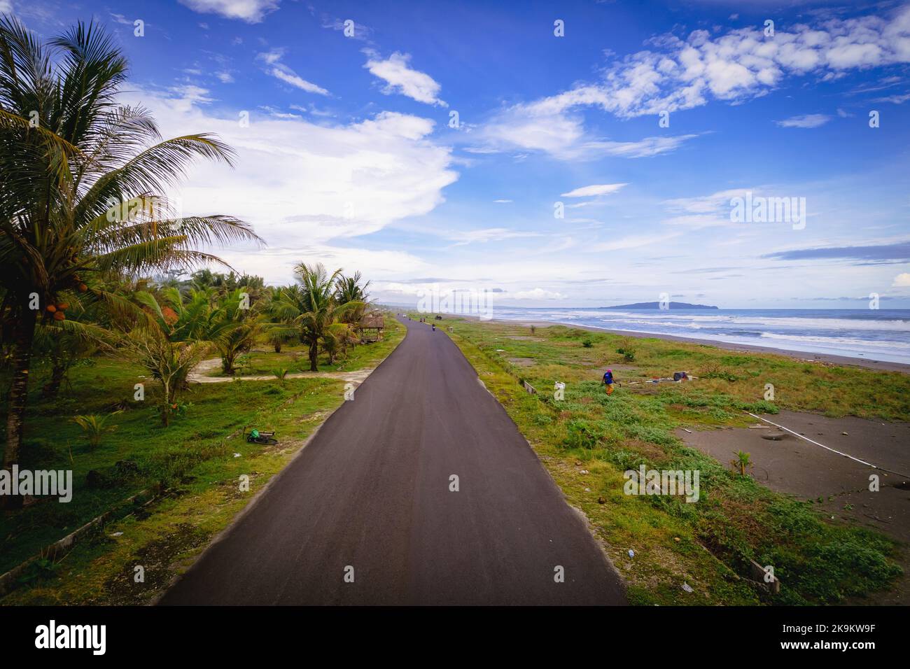 Dieses Foto wurde mit einer professionellen Drohnen-Kamera aufgenommen, die die Schönheit der Landschaft aus einer wirklich erhöhten Perspektive einfängt. Stockfoto